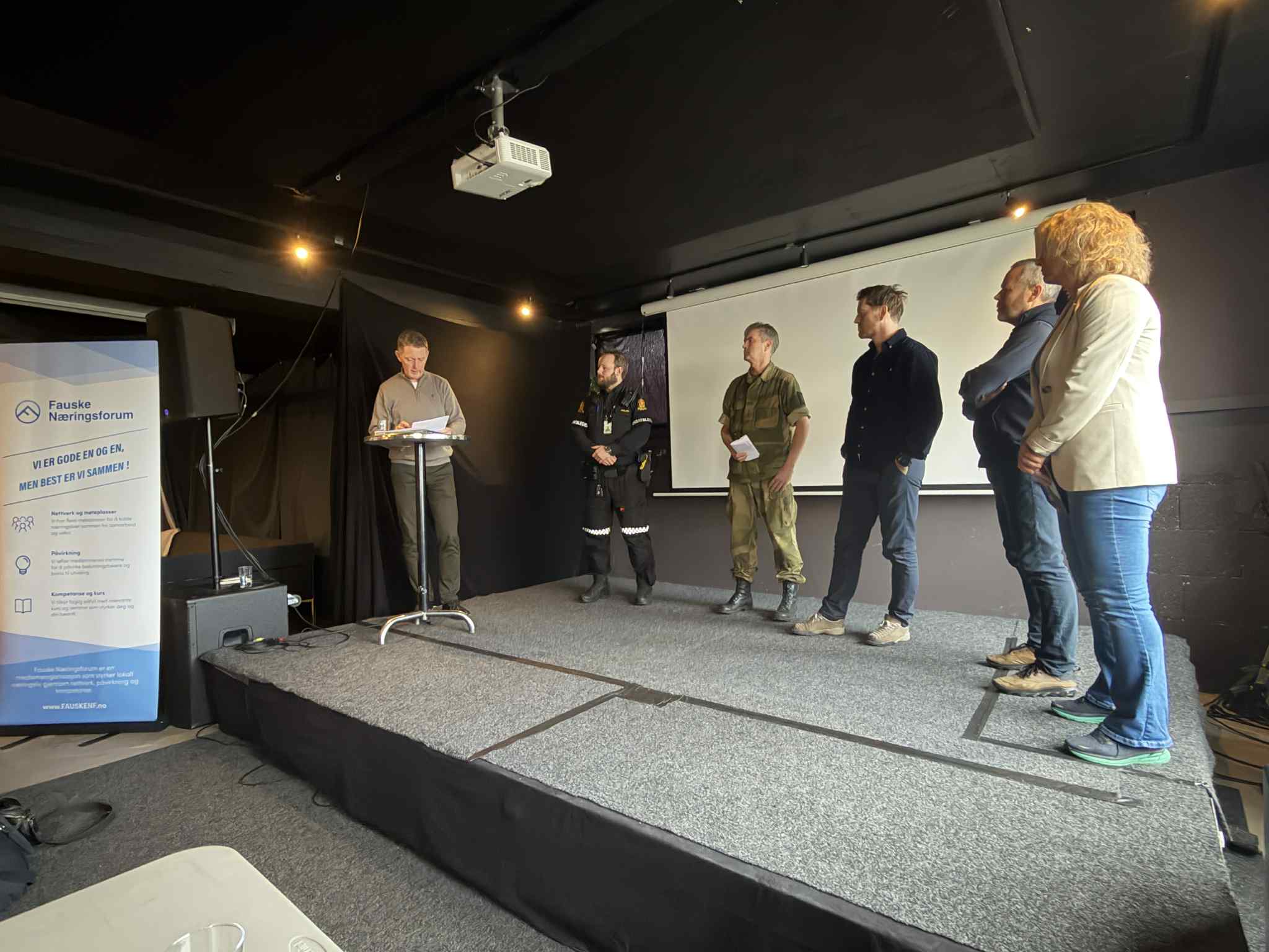 Avsluttende samtale om samarbeid og roller. F.v. Anders Paulsen (NHO), Anders Nordlie (politiet), Roger Øksheim (HV), Karl Christian N. Kviseth (SKS), Tom Seljeås (Fauske kommune) og Bente Strømsned (Saltdal kommune)