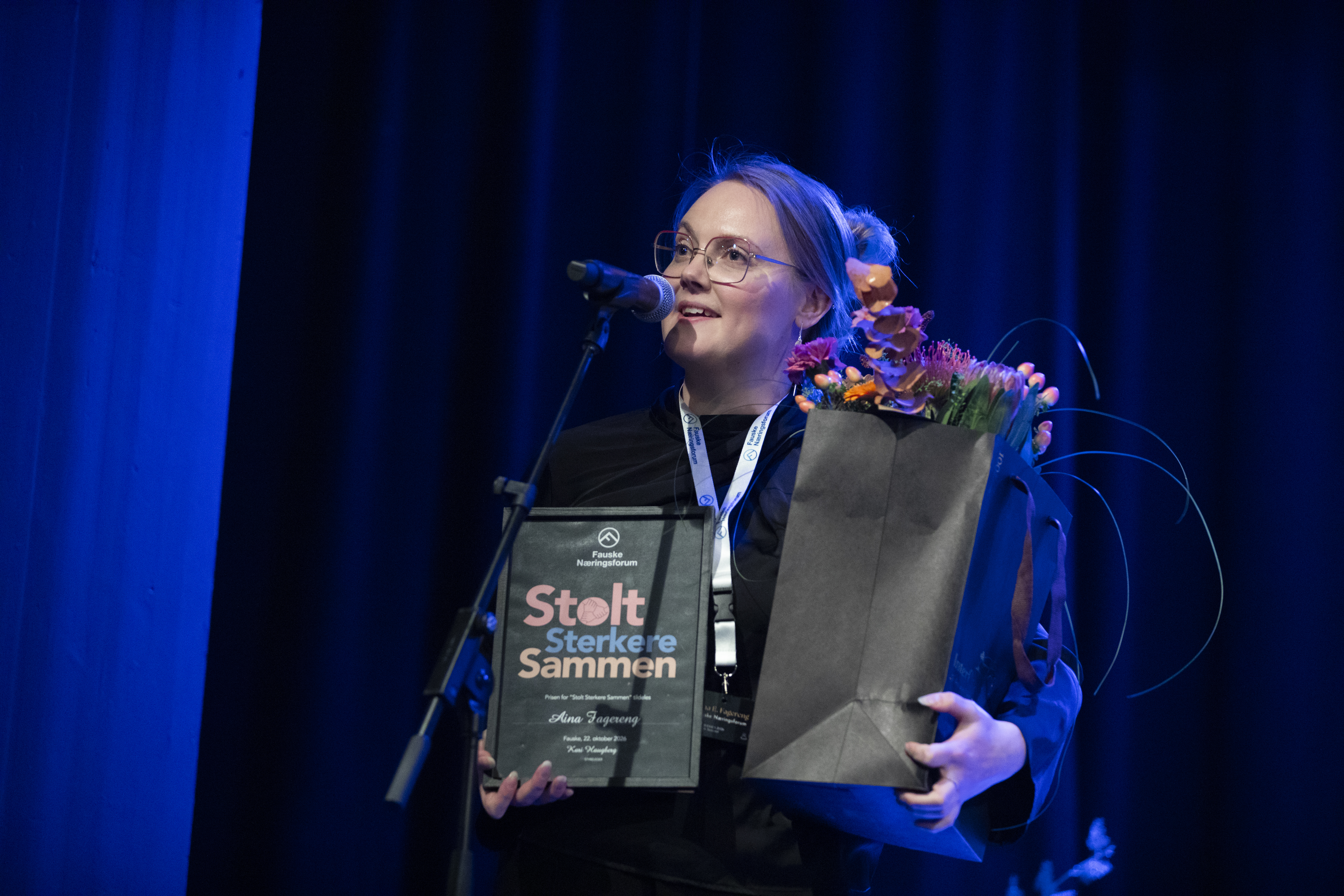 Styret sammen med NNL brukte også anledningen til å hedre prosjektlederen bak konferansen; Aina Fagereng, for alt arbeidet gjort i før, under og etter, for å løfte andre frem. Som kom som en overraskelse! Foto: Hogne Bø Pettersen Styret sammen med NNL brukte også anledningen til å hedre prosjektlederen bak konferansen; Aina Fagereng, for alt arbeidet gjort i før, under og etter, for å løfte andre frem. Som kom som en overraskelse! Foto: Hogne Bø Pettersen