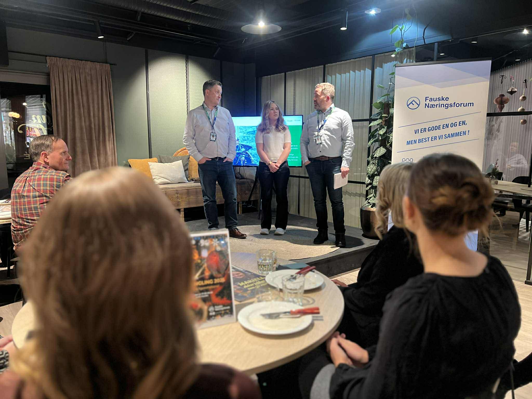 Ronny Nydal Sletteng, John Håkon Eilertsen og elektrikerlærling Norah Helen Eilertsen fra Indre Salten Energi delte innsikt fra et selskap i vekst 