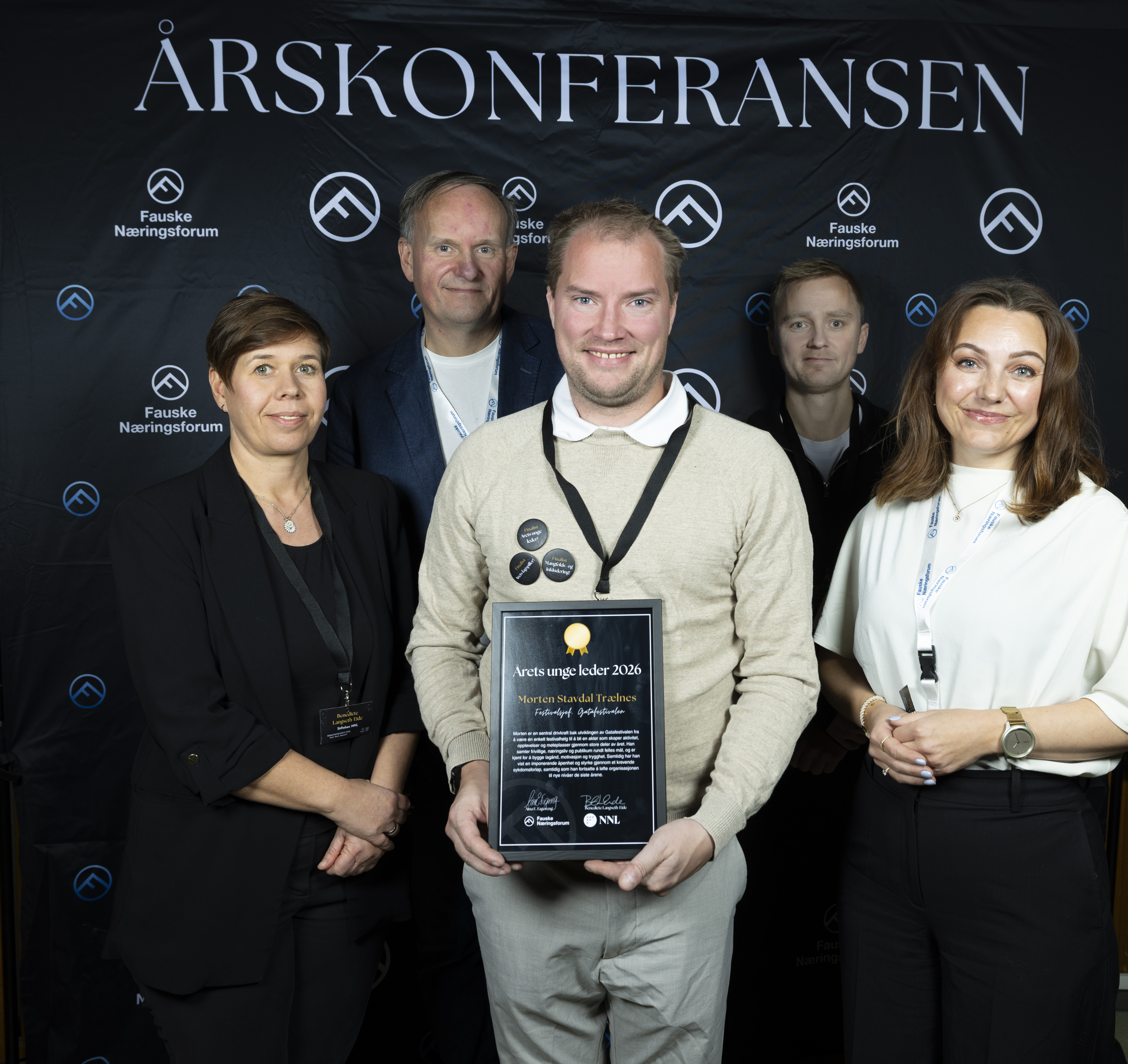 Årets unge leder gikk i år til Morten Trælnes! Her sammen med hele juryen, fra venstre Benedicte Langseth-Eide (NNL), Morten Olsen (Fauske Næringsforum), Mathias Dahlberg (Benchmark Genetids - fjoråret vinner) og Kari Haugberg (Fauske Næringsforum). Foto: Hogne Bø Pettersen Årets unge leder gikk i år til Morten Trælnes! Her sammen med hele juryen, fra venstre Benedicte Langseth-Eide (NNL), Morten Olsen (Fauske Næringsforum), Mathias Dahlberg (Benchmark Genetids - fjoråret vinner) og Kari Haugberg (Fauske Næringsforum). Foto: Hogne Bø Pettersen