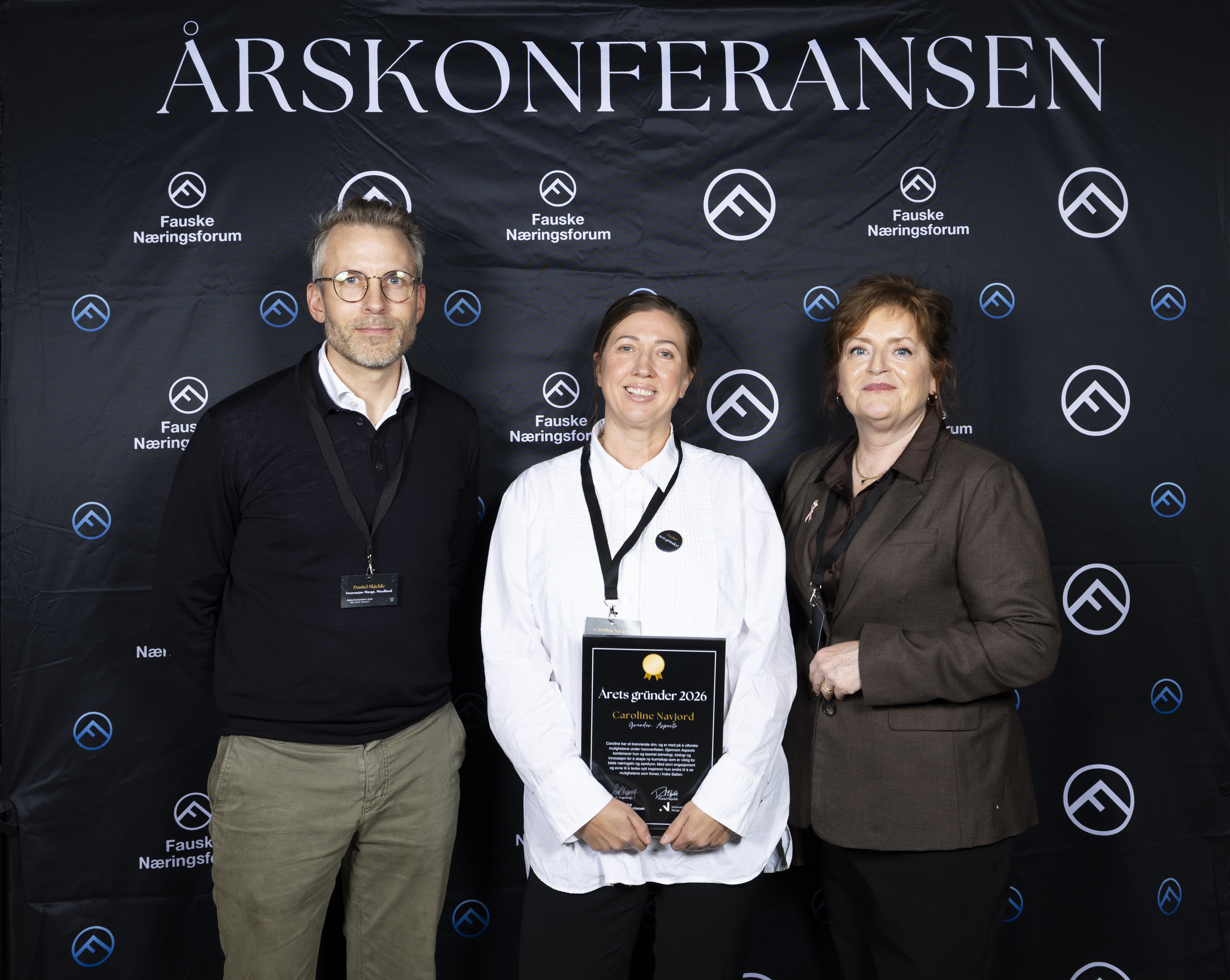 Årets gründer ble Caroline Navjord, her sammen med to fra juryen; Daniel Skjelde (Innovasjon Norge) og Elin Kvamme (Saltdal Utvikling KF). Foto: Hogne Bø Pettersen