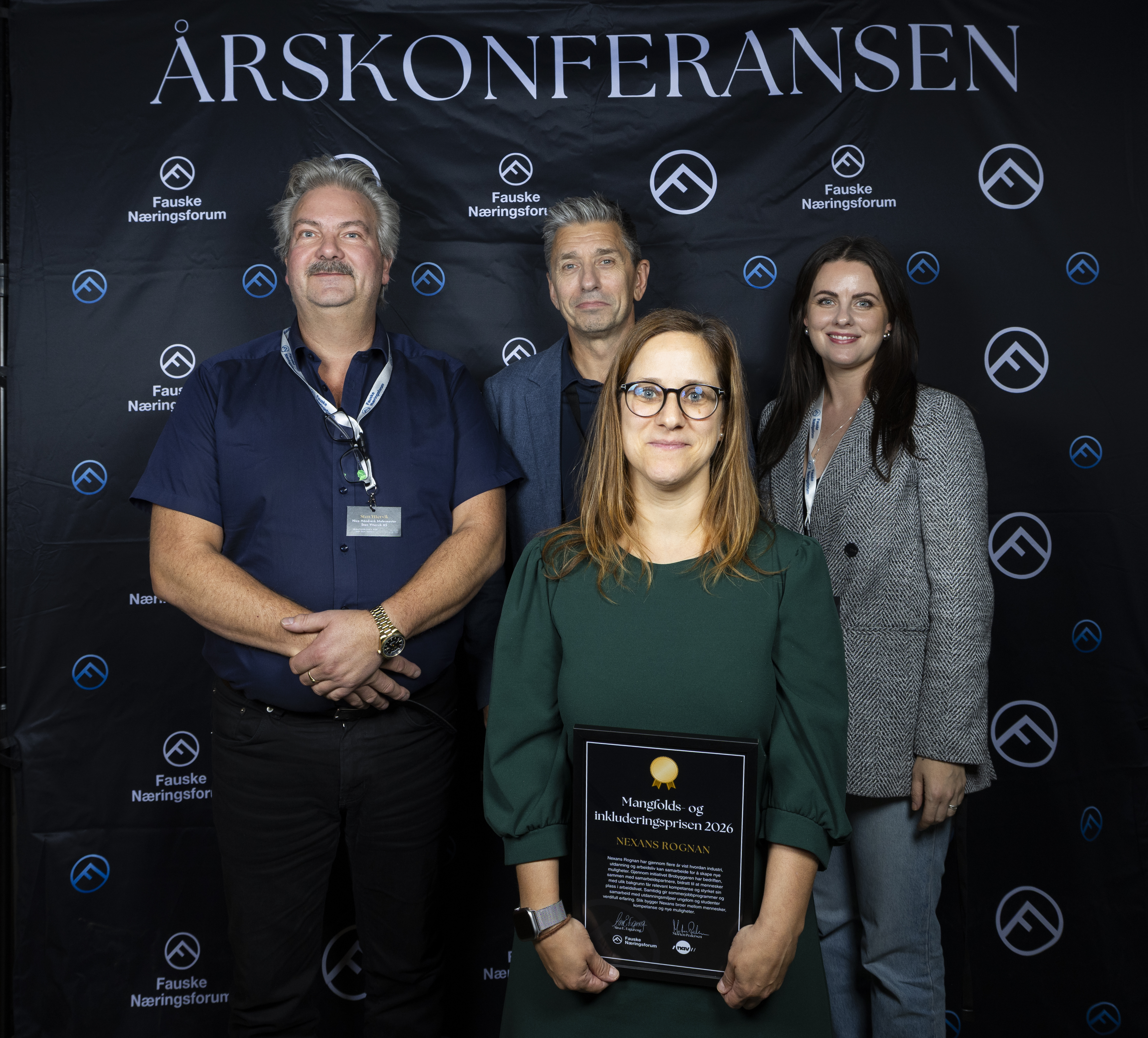 Årets mangfold- og inkluderingspris gikk til Nexans Rognan, og ble mottatt av Anja Weissbach! Her sammen med flesteparten av juryen fra venstre Sten Yttervik (Nico Håndverk - fjorårets vinner), Rune Schjerdrupsen (NAV indre salten) og Martine Nymo (Fauske Næringsforum). Foto: Hogne Bø Pettersen Årets mangfold- og inkluderingspris gikk til Nexans Rognan, og ble mottatt av Anja Weissbach! Her sammen med flesteparten av juryen fra venstre Sten Yttervik (Nico Håndverk - fjorårets vinner), Rune Schjerdrupsen (NAV indre salten) og Martine Nymo (Fauske Næringsforum). Foto: Hogne Bø Pettersen