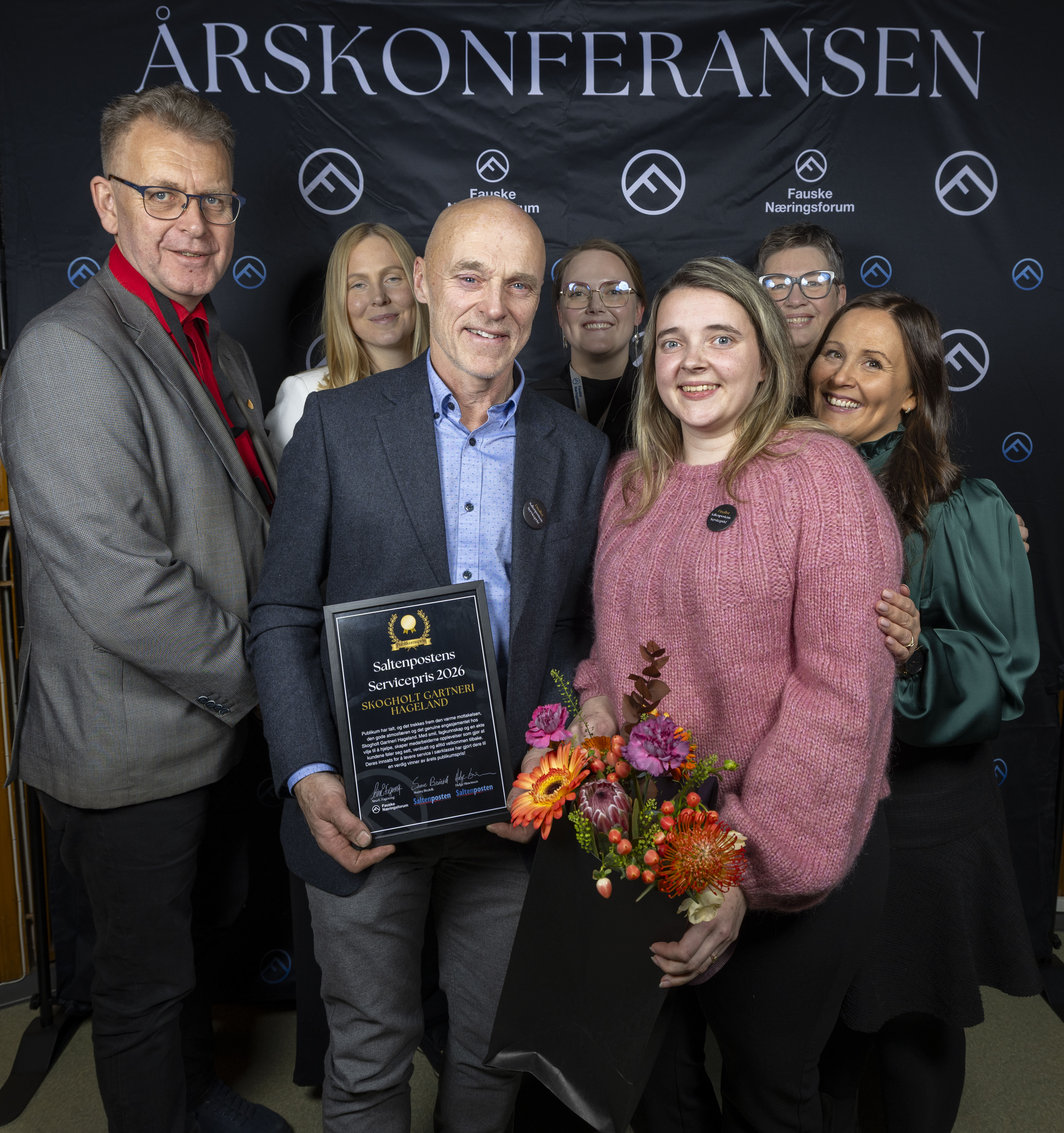 Publikumprisen gikk i år til Skogholt Gartneri Hageland, mottatt av Tor Haugberg og datteren Ingrid Grønbech Haugberg! Her sammen med jury, fra venstre Sverre Breivik (Saltenposten), Mari Klette (Saltdal Utvikling), Aina Fagereng (Fauske Næringsforum), Ann Mari Zahl (Thon Senter Fauske) og Mariell Lundmark Brekke (Salteposten). Foto: Hogne Bø Pettersen Publikumprisen gikk i år til Skogholt Gartneri Hageland, mottatt av Tor Haugberg og datteren Ingrid Grønbech Haugberg! Her sammen med jury, fra venstre Sverre Breivik (Saltenposten), Mari Klette (Saltdal Utvikling), Aina Fagereng (Fauske Næringsforum), Ann Mari Zahl (Thon Senter Fauske) og Mariell Lundmark Brekke (Salteposten). Foto: Hogne Bø Pettersen