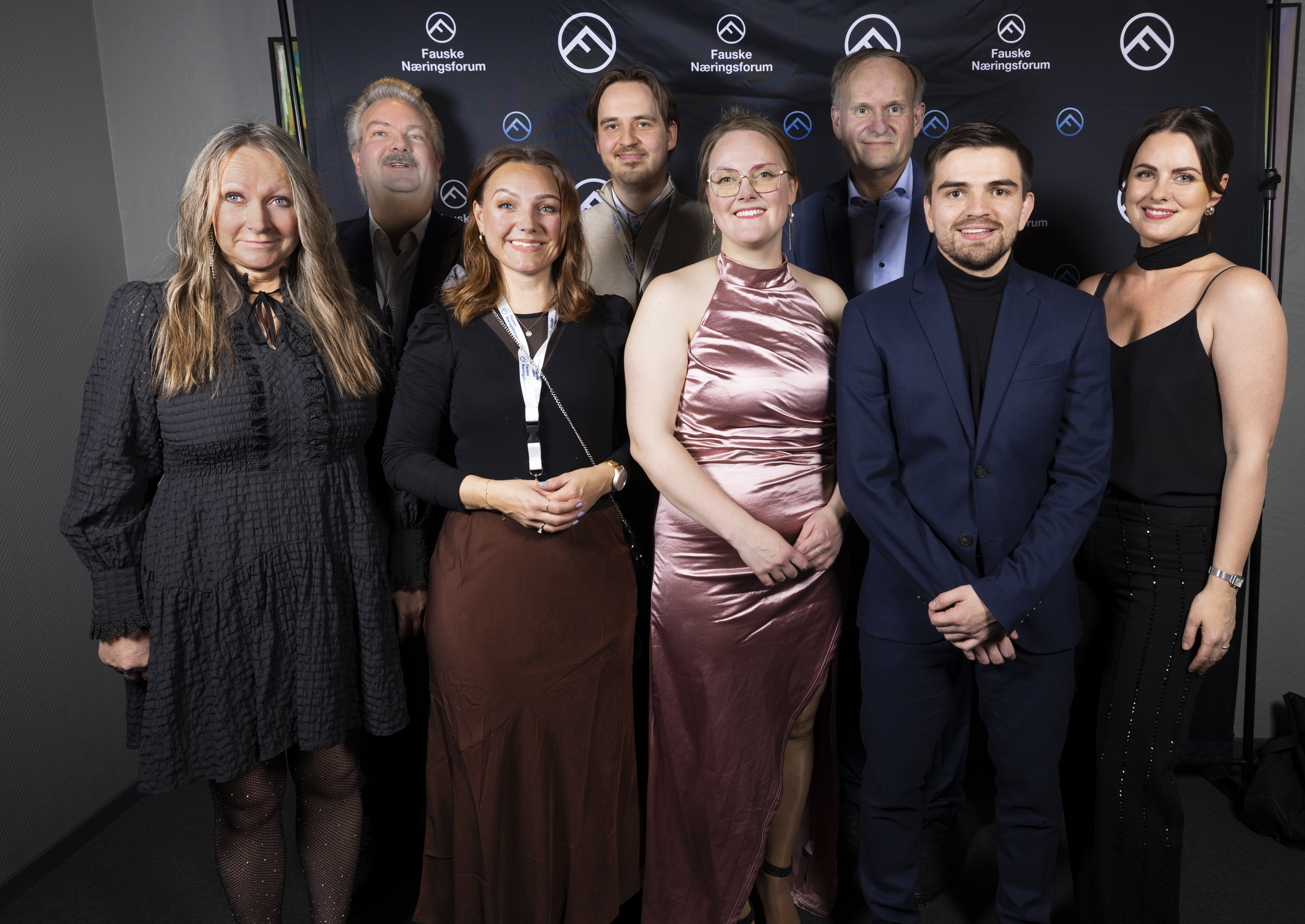 Styret i Fauske Næringsforum var vertsskap denne dagen og har vært med i forberedelsene; her fra venstre Lena Brunes (Scandic Fauske), Sten Yttervik (Nico Håndverk), Kari Haugberg (SKS), Petter Setså (Aeiendom), Aina Fagereng (daglig leder), Morten Olsen (Multiservice), Isak Bø Rørnes (Wenberg) og Martine Nymo (Fauske kommune). Vi mangler i dette bilde Kristine Sjø (Spire Blomsterhåndverk). Foto: Hogne Bø Pettersen Styret i Fauske Næringsforum var vertsskap denne dagen og har vært med i forberedelsene; her fra venstre Lena Brunes (Scandic Fauske), Sten Yttervik (Nico Håndverk), Kari Haugberg (SKS), Petter Setså (Aeiendom), Aina Fagereng (daglig leder), Morten Olsen (Multiservice), Isak Bø Rørnes (Wenberg) og Martine Nymo (Fauske kommune). Vi mangler i dette bilde Kristine Sjø (Spire Blomsterhåndverk). Foto: Hogne Bø Pettersen