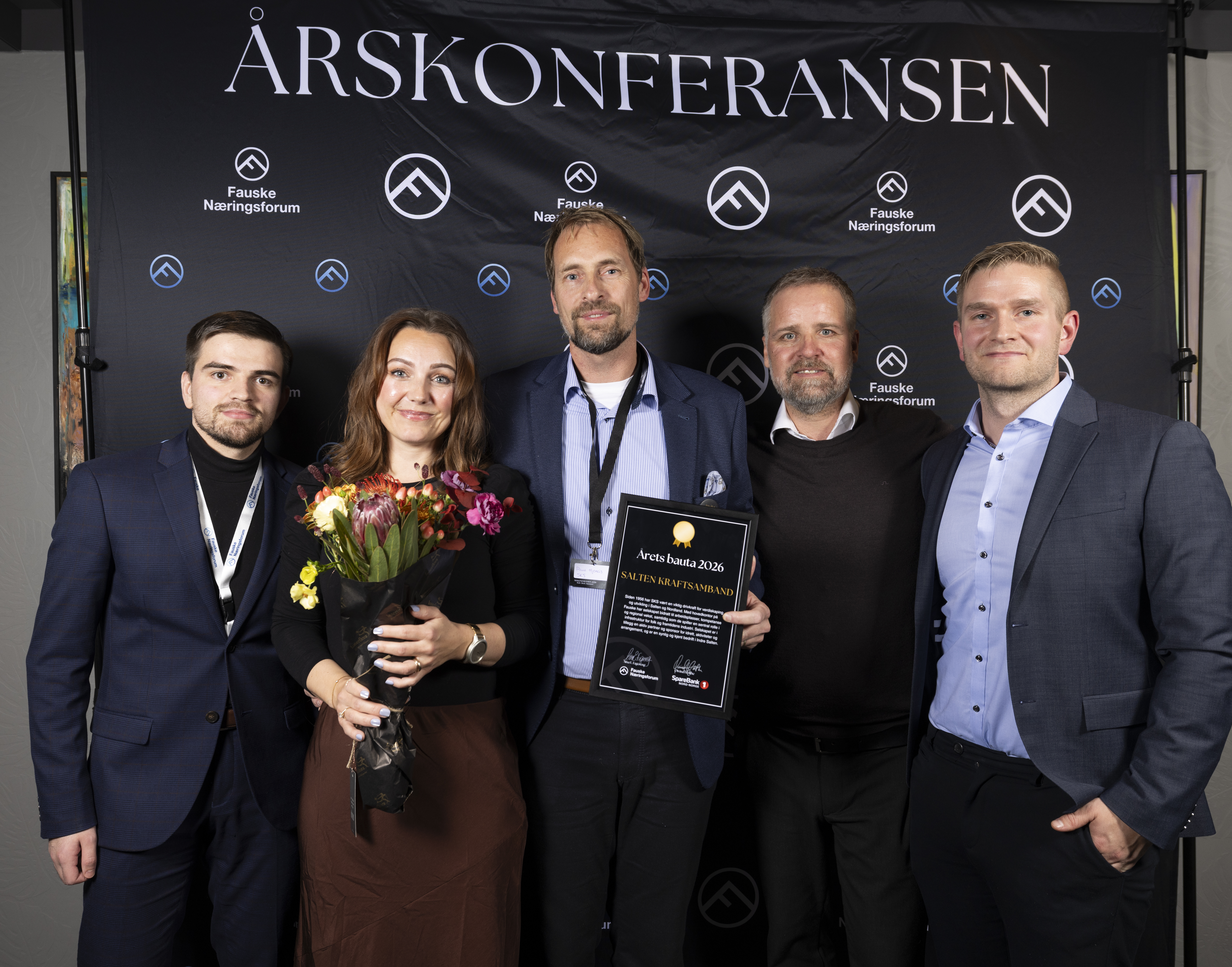 Årets bauta gikk til Salten Kraftsamband (SKS), mottatt av Paul Hjemås (SKS Produksjon/SISO Energi) og Kari Haugberg (SKS), her sammen med jury fra venstre Isak Bø Rørnes (Fauske næringsforum), Øivind Holthe (SpareBank1 Nord-Norge) og Petter Paulsen (Fauna KF). Foto: Hogne Bø Pettersen Årets bauta gikk til Salten Kraftsamband (SKS), mottatt av Paul Hjemås (SKS Produksjon/SISO Energi) og Kari Haugberg (SKS), her sammen med jury fra venstre Isak Bø Rørnes (Fauske næringsforum), Øivind Holthe (SpareBank1 Nord-Norge) og Petter Paulsen (Fauna KF). Foto: Hogne Bø Pettersen