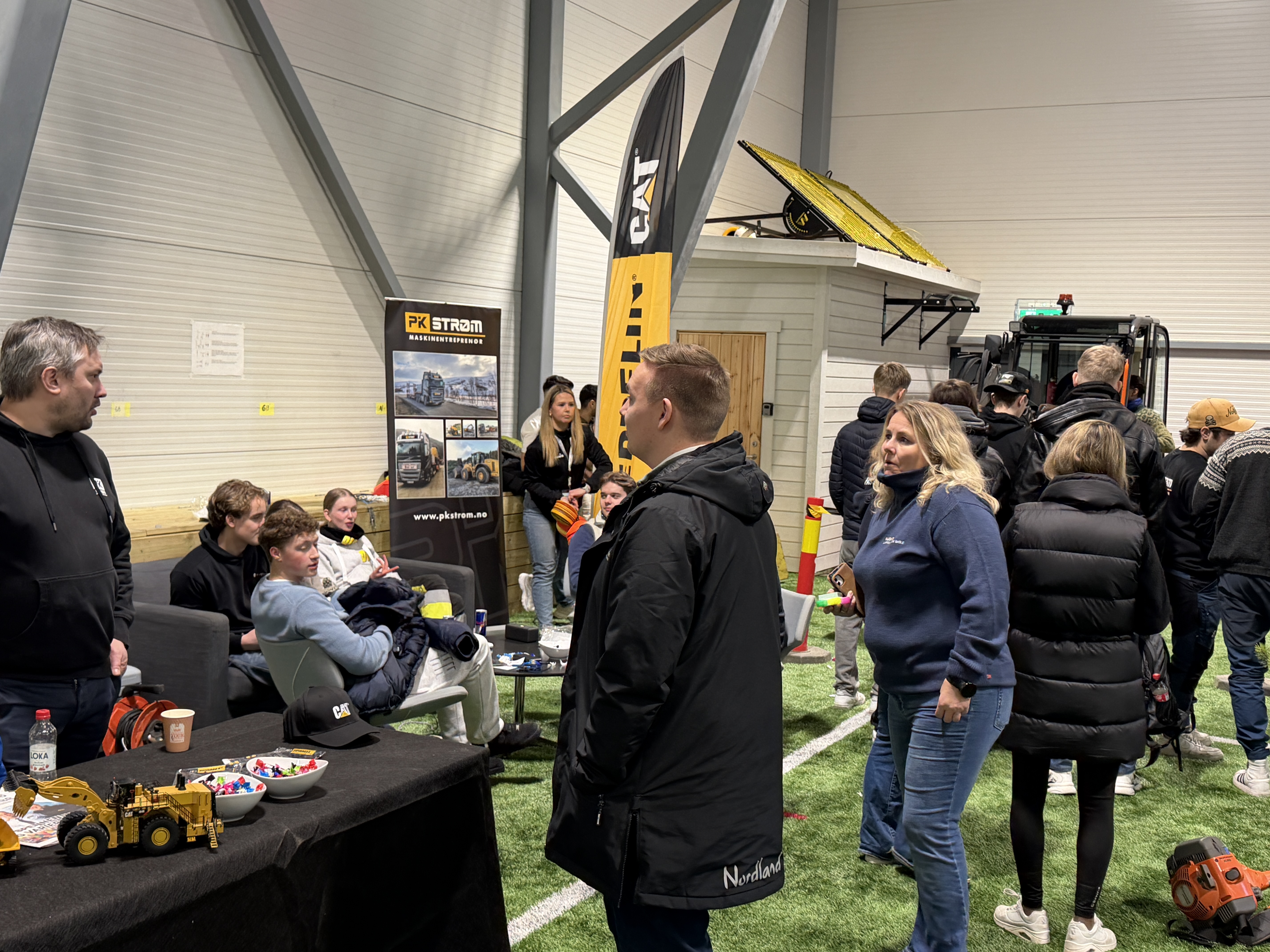 Flere tok turen til Framtidsjobb, blant annet fylkesråden for utdanning Joakim Sennesvik (H) var interessert i å bli enda bedre kjent med lokale bedrifter i Indre Salten og deres utdanningsbehov fra skolene i nærheten! Her innom hos PK Strøm.