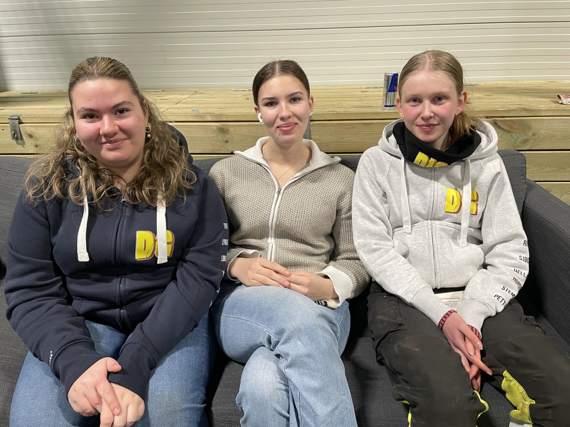 Det var mange fornøyde ungdommer å finne i loungen hos PK Strøm, en av årets mest aktive stander. F.v. Anna Helland, Thea Strand og Sigrid L. Stemland Det var mange fornøyde ungdommer å finne i loungen hos PK Strøm, en av årets mest aktive stander. F.v. Anna Helland, Thea Strand og Sigrid L. Stemland