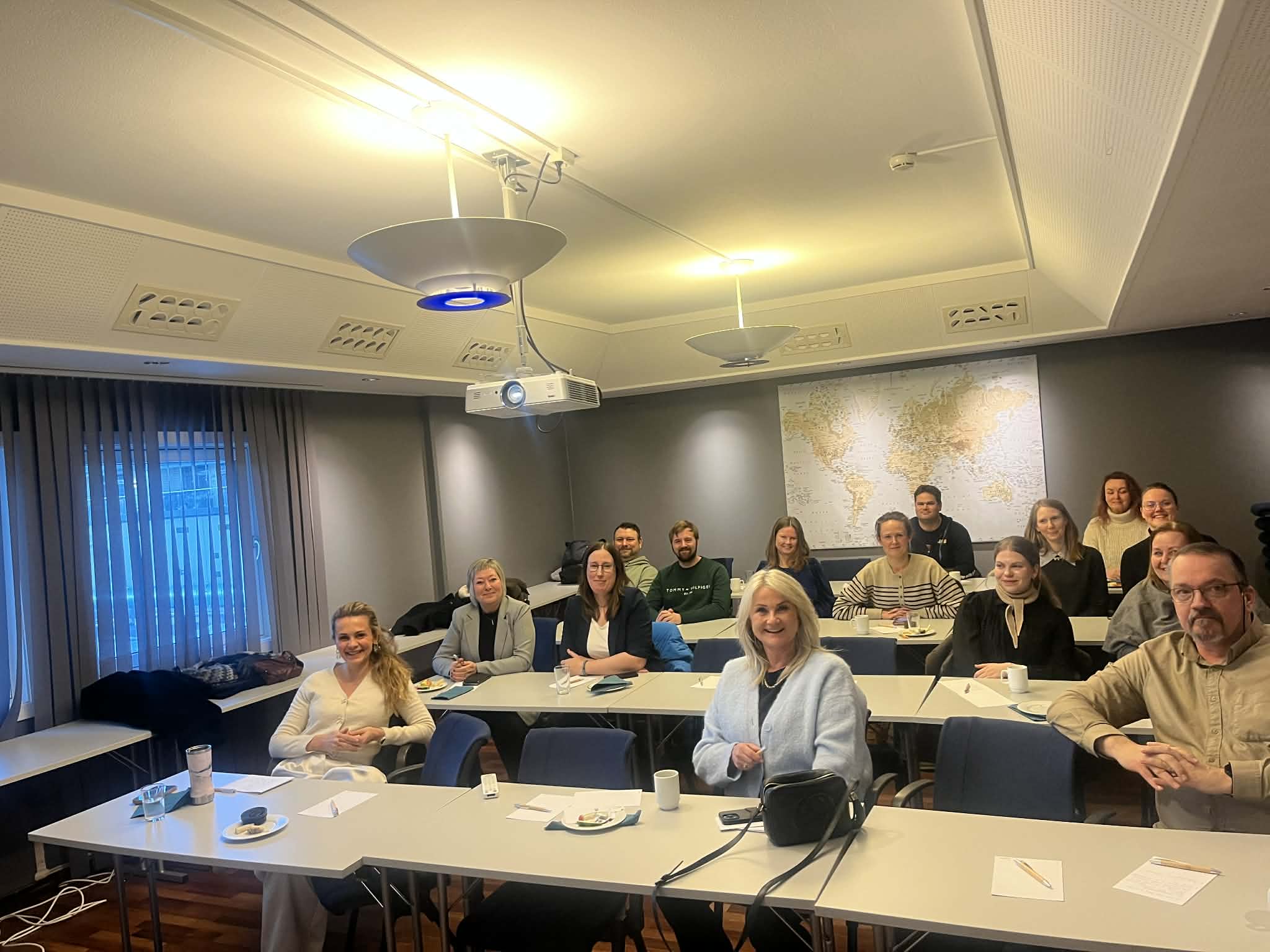 En fornøyd gjeng på morgenøkten om kommunikasjon, og om å finne de gode historiene!